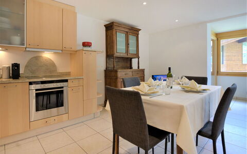 La Prairie: Meubles, Cabinetry, Propriété, Table, Comptoir, Chaise, Cuisinière, Bâtiment, Bois, Appareil De Cuisine
