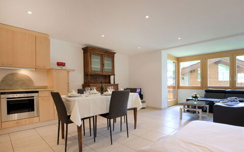 La Prairie: Meubles, Propriété, Table, Bâtiment, Cabinetry, Chaise, Comptoir, Cuisine, Bois, Éclairage