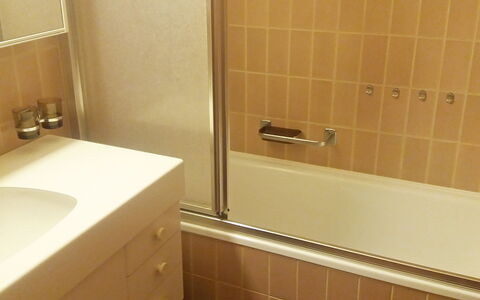 Apartment 10: Marron, Armoire De Toilette, Propriété, Salle De Bains, Luminaire Plomberie, Lavabo, Cabinetry, Design Intérieur, Bois