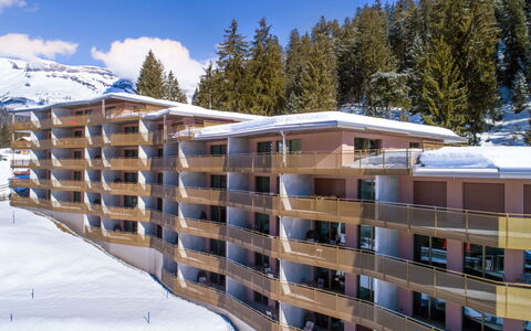 Laax 700: Bâtiment, Ciel, Neige, Nuage, Arbre, Fenêtre, Maison, Bois, Pente, Espace Public