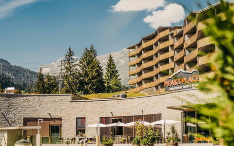 Laax 700: Nuage, Plante, Ciel, Propriété, Bâtiment, Pot De Fleur, Design Urbain, Biome, Arbre, Quartier