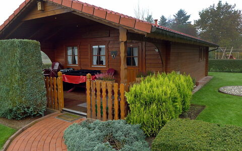 Büscher: Plante, Ciel, Bâtiment, Fenêtre, Vert, Arbre, Bois, Lot Terre, Herbe, Fleur