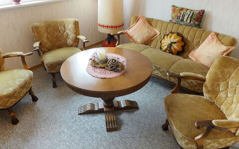 Büscher: Meubles, Table, Propriété, Canapé, Confort, Bâtiment, Chaise, Bois, Salon, Textile