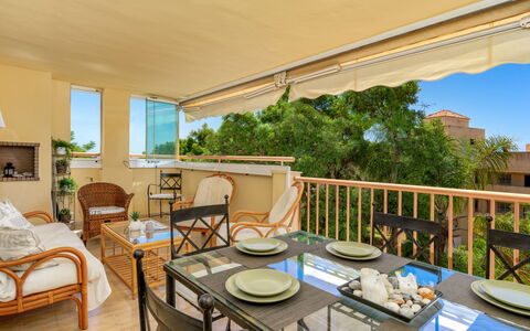 Calahonda Royale: Table, Meubles, Propriété, Plante, Chaise, Bois, Bâtiment, Ombre, Design Intérieur, Ciel