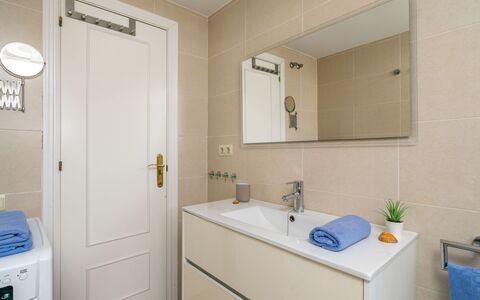 Calahonda Royale: Miroir, Robinet, Évier, Luminaire Plomberie, Propriété, Armoire De Toilette, Lavabo, Cabinetry, Salle De Bains