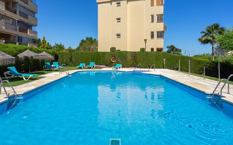 Calahonda Royale: L'Eau, Bâtiment, Propriété, Plante, Ciel, Piscine, Bleu Azur, Arbre, Rectangle, Architecture