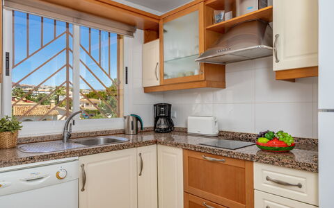 Calahonda Royale: Cabinetry, Bâtiment, Comptoir, Propriété, Evier, Plante, Appareil De Cuisine, Cuisinière, Évier, Cuisine