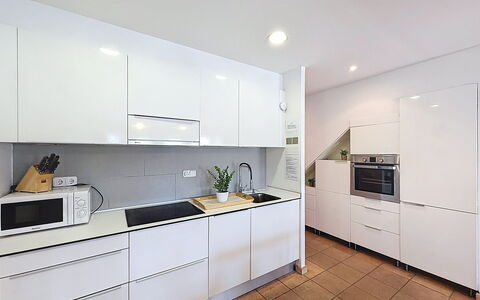 Salins: Cuisine, Appareil De Cuisine, Comptoir, Principaux Appliance, Cabinetry, Sol, Bois, Design Intérieur, Sol, Cuisinière