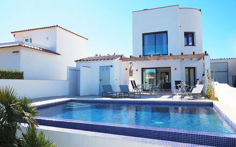 Alberes: L'Eau, Propriété, Plante, Piscine, Ciel, Bleu Azur, Fenêtre, Ombre, Bâtiment, Mobilier De Jardin