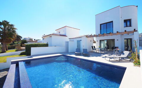 Alberes: Piscine, Propriété, Maison, Bâtiment, Immobilier, Domicile, Zone Résidentielle, Architecture, Recours, Villa