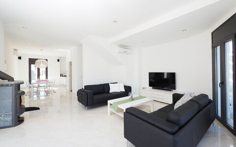 Alberes: Salon, Pièce, Propriété, Meubles, Design Intérieur, Bâtiment, Sol, Maison, Plafond, Table