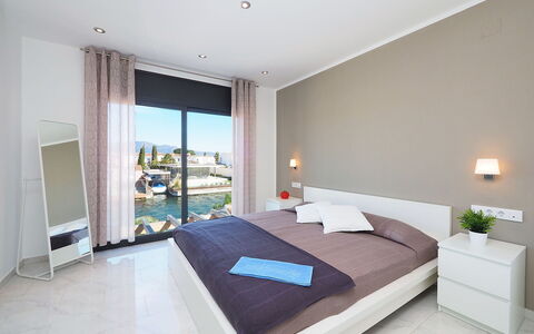 Alberes: Chambre, Meubles, Pièce, Propriété, Lit, Matelas, Design Intérieur, Drap De Lit, Plafond, Cadre De Lit