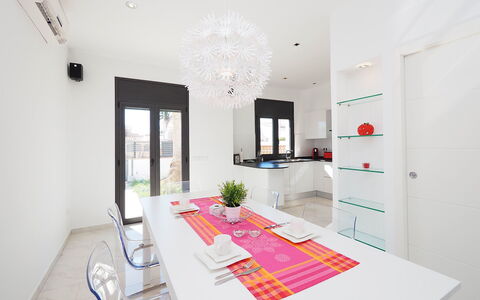 Alberes: Blanc, Pièce, Propriété, Design Intérieur, Meubles, Maison, Bâtiment, Plafond, Table, Domicile