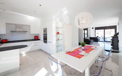 Alberes: Propriété, Blanc, Pièce, Design Intérieur, Meubles, Bâtiment, Maison, Cuisine, Table, Domicile