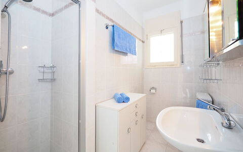 D'Ibis: Miroir, Évier, Luminaire Plomberie, Robinet, Propriété, Salle De Bains, Tete De Douche, Bleu, Lavabo