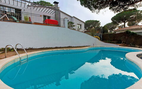 Ginesteres: L'Eau, Ciel, Piscine, Bleu Azur, Bâtiment, Plante, Arbre, Ombre, Nuage, Aqua