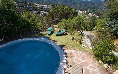Ginesteres: L'Eau, Plante, Ciel, Bleu Azur, Piscine, Paysage Naturel, Arbre, Paysage, Ville Resort, Loisir