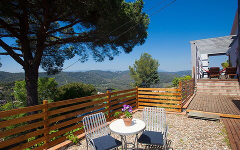 Ginesteres: Ciel, Bâtiment, Plante, Propriété, Meubles, Table, Arbre, Ombre, Chaise, Mobilier De Jardin