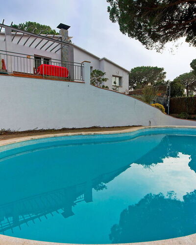 Ginesteres: L'Eau, Ciel, Piscine, Bleu Azur, Bâtiment, Plante, Arbre, Ombre, Nuage, Aqua