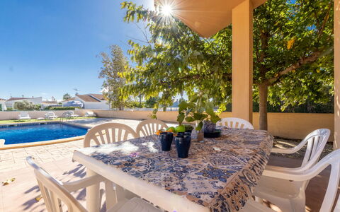 Alex: Meubles, L'Eau, Ciel, Propriété, Table, Plante, Bleu Azur, Design Intérieur, Mobilier De Jardin, Bâtiment
