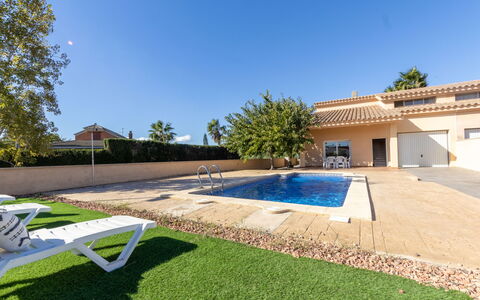 Alex: Ciel, Plante, L'Eau, Bâtiment, Piscine, Arbre, Ombre, Herbe, Lot Terre, Paysage