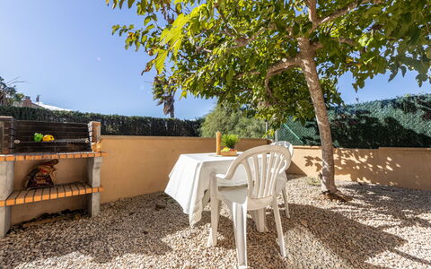 Alex: Ciel, Table, Ombre, Mobilier De Jardin, Bois, Arbre, Lumière Du Soleil, Surface De La Route, Plante, Loisir