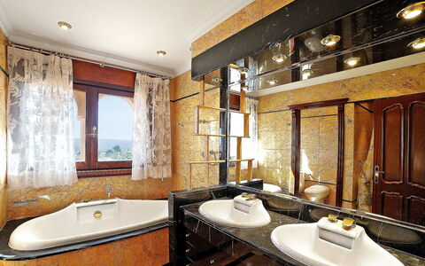 St Anthony: Pièce, Salle De Bains, Design Intérieur, Propriété, Bâtiment, Évier, Plafond, Maison, Architecture, Meubles