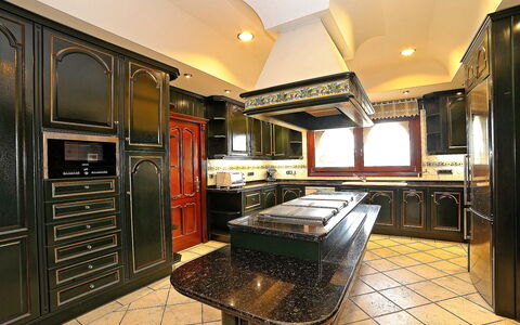 St Anthony: Cabinetry, Meubles, Comptoir, Propriété, Cuisine, Appareil De Cuisine, Bois, Électroménager, Éclairage, Cuisinière