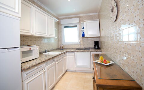 La Grippiere: Cabinetry, Meubles, Evier, Comptoir, Propriété, Évier, Robinet, Cuisinière, Cuisine, Bois