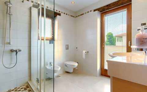 Stuartma: Luminaire Plomberie, Robinet, Propriété, Évier, Bâtiment, Salle De Bains, Fenêtre, Tete De Douche, Violet