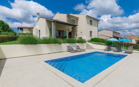 Stuartma: Nuage, Ciel, L'Eau, Plante, Bâtiment, Propriété, Bleu Azur, Piscine, Fenêtre, Ombre