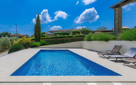Stuartma: Nuage, Ciel, L'Eau, Plante, Jour, Propriété, Piscine, Bleu, Lumière, Bleu Azur