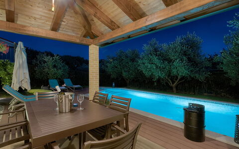 Marina: Table, Meubles, Propriété, Piscine, Chaise, Mobilier De Jardin, Éclairage, Ombre, Design Intérieur, L'Eau