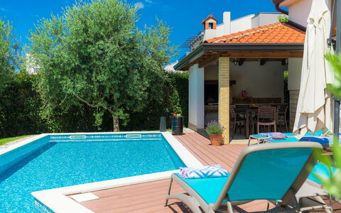 Marina: Plante, L'Eau, Propriété, Bâtiment, Piscine, Bleu, Vert, Ciel, Bleu Azur, Ombre