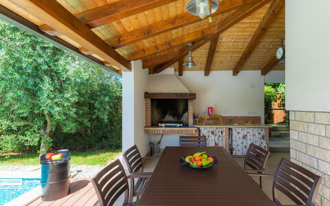 Marina: Table, Meubles, Propriété, Plante, Porche, Chaise, Bois, Bâtiment, Canapé, Ombre