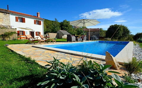 Stancija Negri: Ciel, Plante, L'Eau, Propriété, Nuage, Piscine, Fenêtre, Bleu Azur, Bâtiment, Rectangle