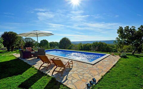 Stancija Negri: Ciel, Nuage, Plante, Arbre, Paysage Naturel, Ombre, Lot Terre, Végétation, Mobilier De Jardin, Herbe
