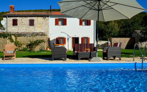 Stancija Negri: L'Eau, Plante, Bâtiment, Propriété, Ciel, Fenêtre, Bleu Azur, Bleu, Maison, Piscine