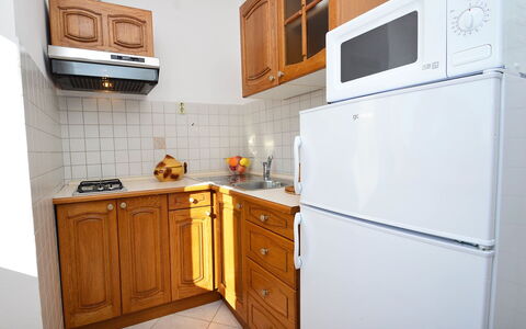 Stancija Negri: Cabinetry, Meubles, Appareil De Cuisine, Bâtiment, Comptoir, Tiroir, Cuisine, Électroménager, Bois, Principaux Appliance