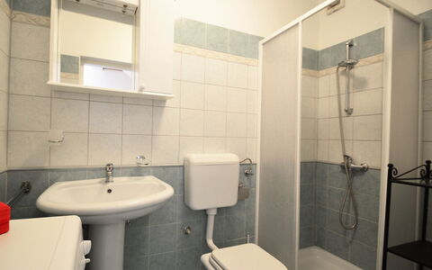 Stancija Negri: Luminaire Plomberie, Miroir, Propriété, Évier, Blanc, Salle De Bains, Noir, Violet, Robinet