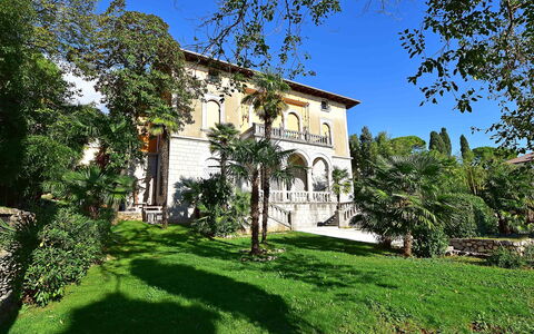 Opatija 134: Plante, Ciel, Bâtiment, Propriété, Fenêtre, Arbre, Paysage Naturel, Maison, Lot Terre, Herbe