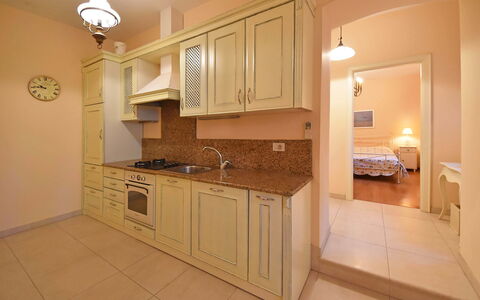 Opatija 134: Cabinetry, Comptoir, Meubles, Propriété, Évier, Robinet, Luminaire Plomberie, Bois, Cuisine, Bâtiment
