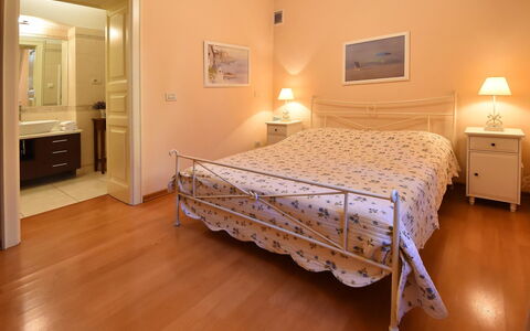Opatija 134: Meubles, Propriété, Miroir, Bois, Confort, Éclairage, Design Intérieur, Sol, Sol