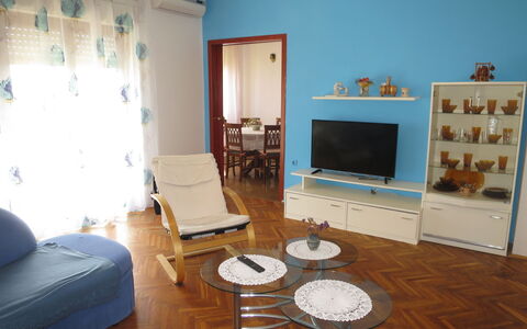 Lidija: Meubles, Propriété, Canapé, Bleu, Télévision, Bois, Table, Salon, Confort, Sol