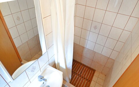Lidija: Robinet, Luminaire Plomberie, Propriété, Évier, Lavabo, Salle De Bains, Violet, Miroir, Design Intérieur, Architecture
