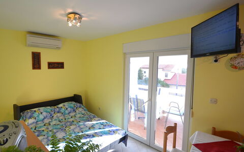 Lidija: Propriété, Meubles, Confort, Design Intérieur, Fenêtre, Éclairage, Bâtiment, Ombre, Lit