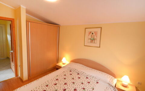 Lidija: Propriété, Lumière, Confort, Bois, Éclairage, Orange, Design Intérieur, Sol