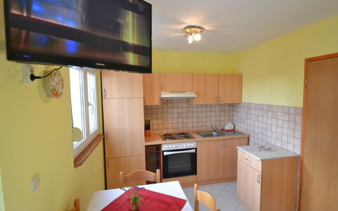 Lidija: Cabinetry, Comptoir, Propriété, Meubles, Evier, Électroménager, Cuisine, Appareil De Cuisine, Cuisinière, Évier