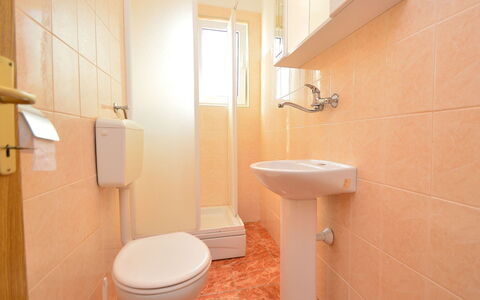 Ena: Marron, Propriété, Luminaire Plomberie, Évier, Salle De Bains, Violet, Siège De Toilette, Design Intérieur, Architecture