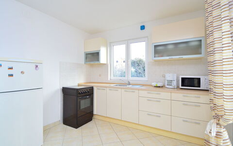 Ena: Cabinetry, Meubles, Comptoir, Fenêtre, Robinet, Bâtiment, Évier, Tiroir, Éclairage, Bois